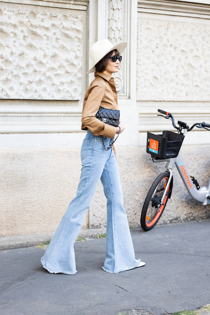 ragazza con jeans a zampa