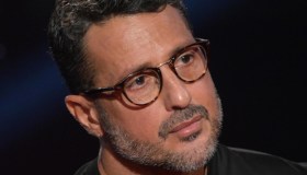 Corona in tv: “Rovinato dalla droga”. Frecciatina ad Emma