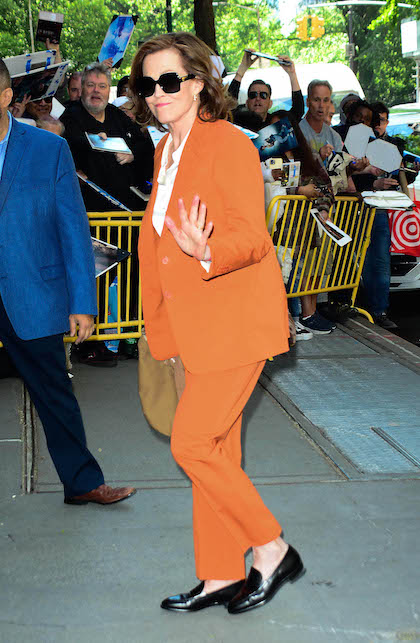 sigurney weaver con completo arancione