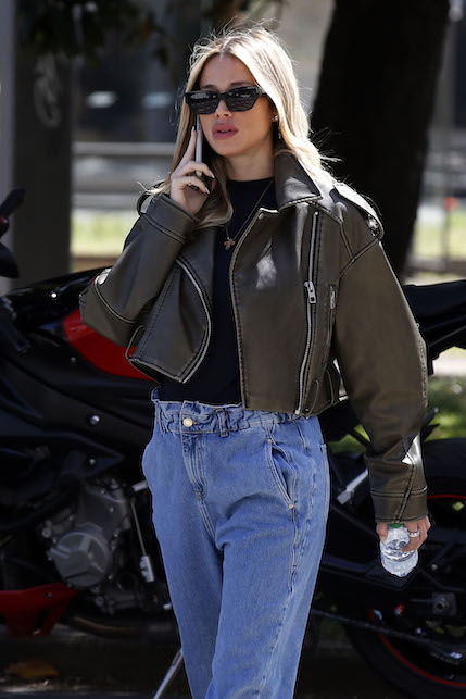 ragazza con chiodo in pelle e jeans