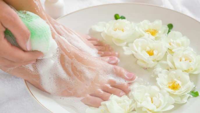 Pedicure fai da te: i benefici del pediluvio