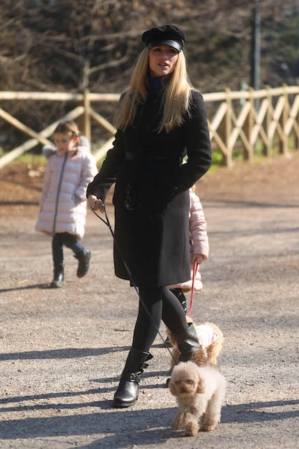 Michelle Hunziker con cappotto nero