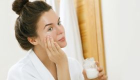 Come usare l’olio di cocco per contrastare le rughe del viso