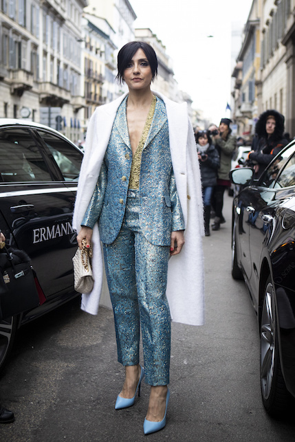 Ambra con tailleur luccicante azzurro