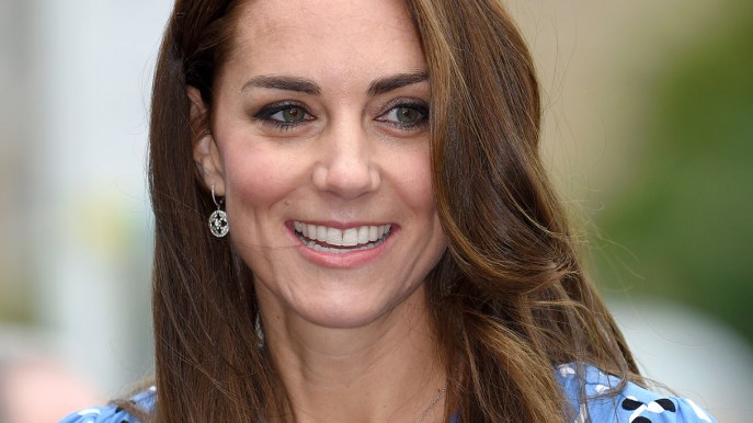 Kate, abito colorato per la chiamata con la Famiglia Reale. Ed è stupenda