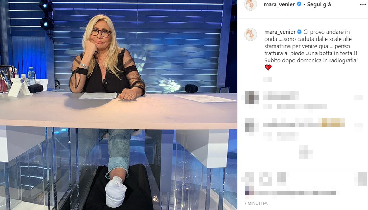 Mara Venier piede rotto