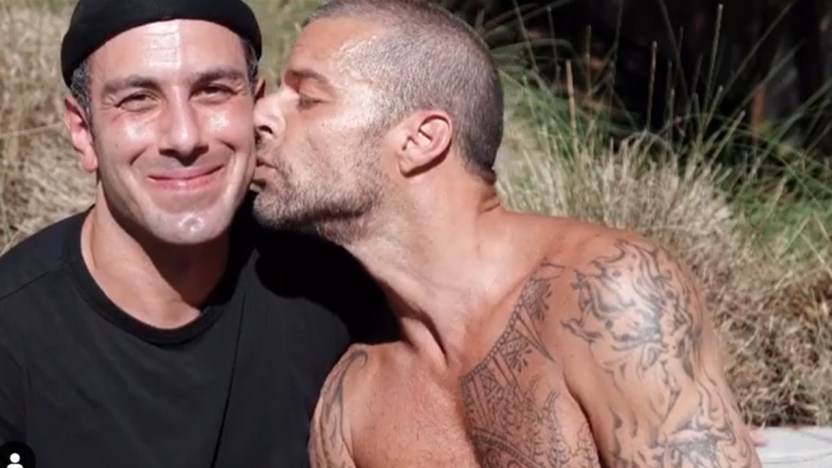 Ricky Martin: il bacio al marito contro la paura e l’omofobia