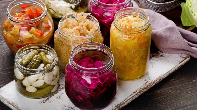 Verdure fermentate: perché fanno bene e come realizzarle