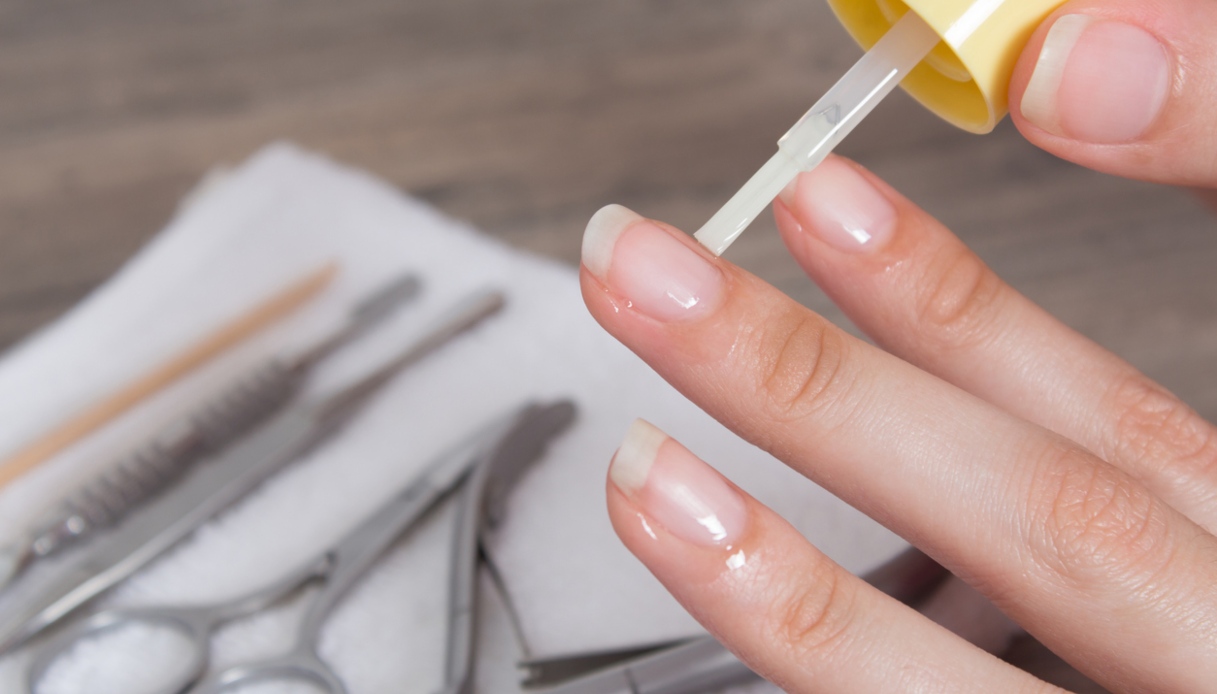Applicare lo smalto da sole: come proteggere le cuticole