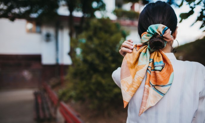 Asciugare i capelli senza calore in estate, con un bello chignon per onde leggere
