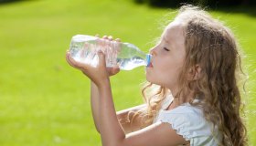 Quando il bambino si rifiuta di bere. I consigli del pediatra