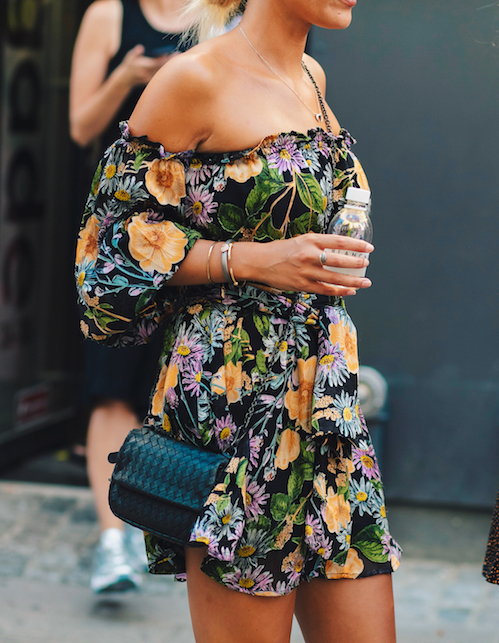 ragazza con tuta playsuit a fiori