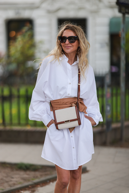 donna con chemisier bianco