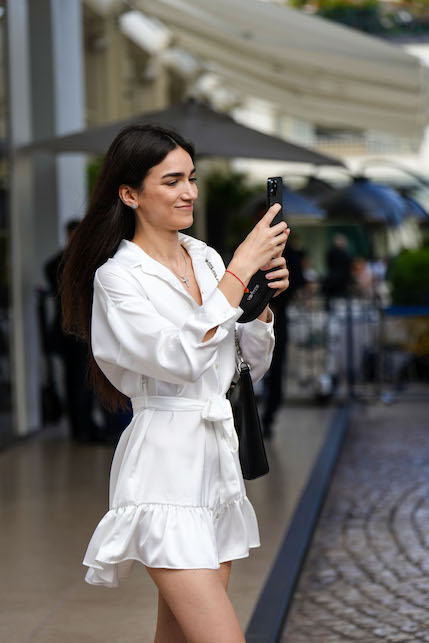 ragazza con abito bianco