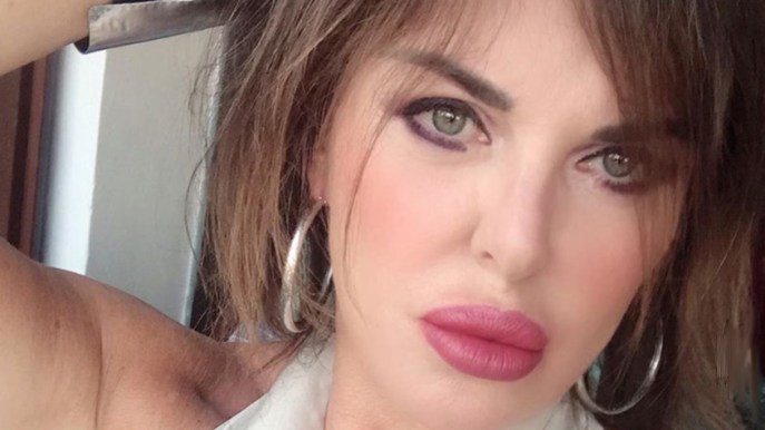 Alba Parietti cambia look, addio alla lunga chioma: le foto su Instagram