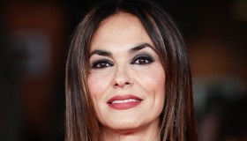 Maria Grazia Cucinotta spegne 52 candeline: la foto su Instagram con il marito e la figlia