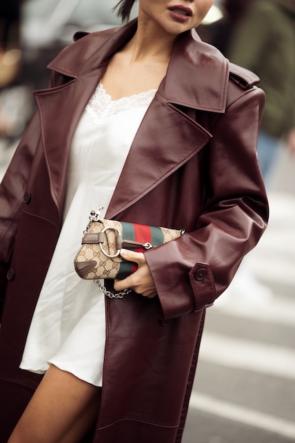 ragazza con silk dress panna e cappotto di pelle