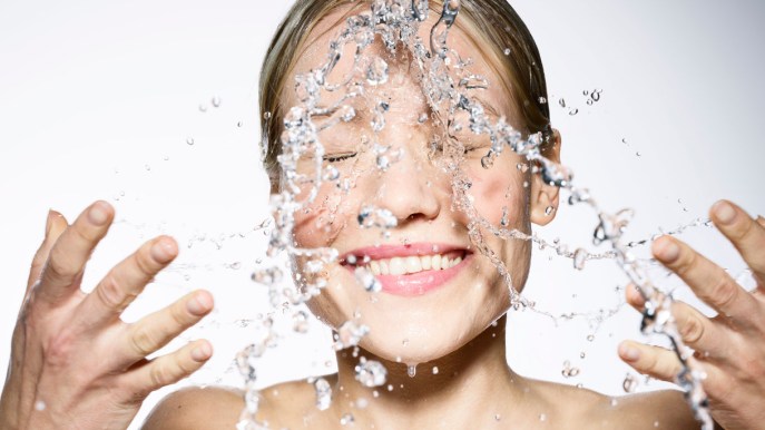 Skincare routine veloce con prodotti essenziali, a prova di caldo