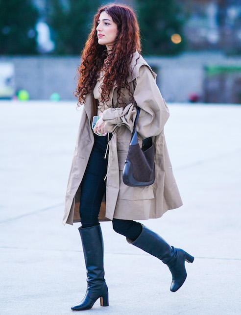 ragazza con stivali e imperbeabile