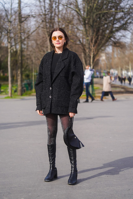 Ragazza con collant laminati e blazer grigio