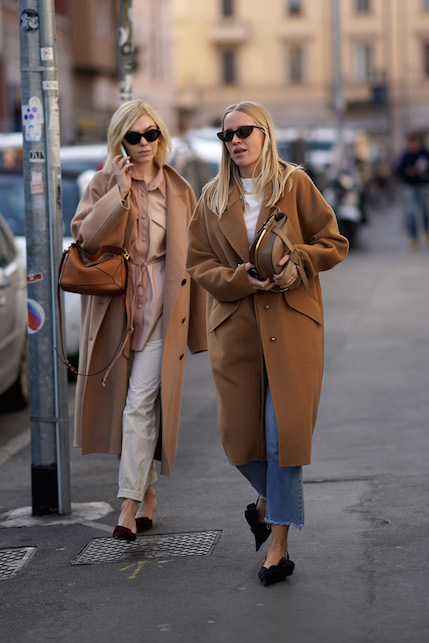 donne con cappotto cammello a passeggio