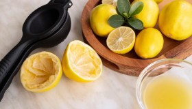 Limone sui capelli? Certo che sì, garantendosi una chioma sana e brillante con il suo succo