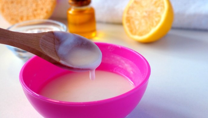 Succo di limone sui capelli, una maschera piena di benefici