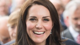 Kate Middleton incanta col tailleur pantaloni ma cede alla Regina