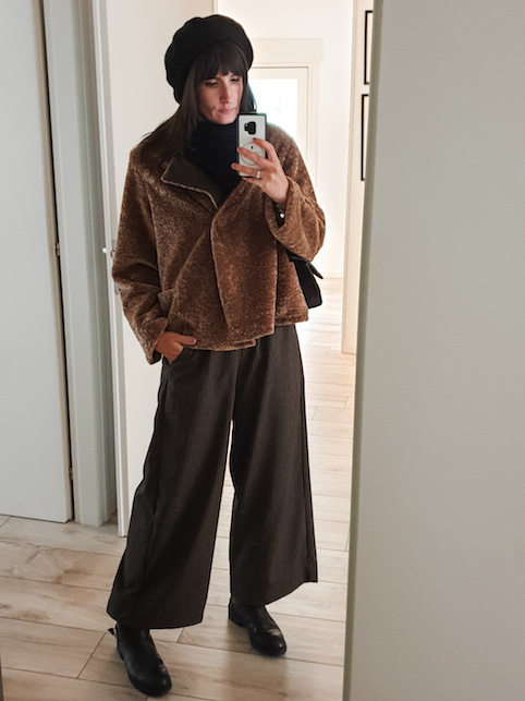 Angela Inferrera con addosso una pelliccia corta marrone e pantaloni cropped