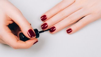 Tutto sul double gloss, la tecnica di tendenza per le labbra