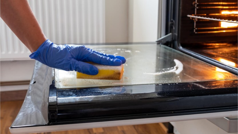 Come pulire il vetro del forno e quali prodotti usare