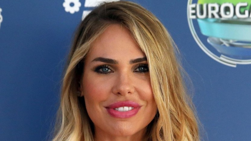 Ilary Blasi ironizza su Barbara D’Urso e Maria De Filippi e commenta su Instagram i loro look