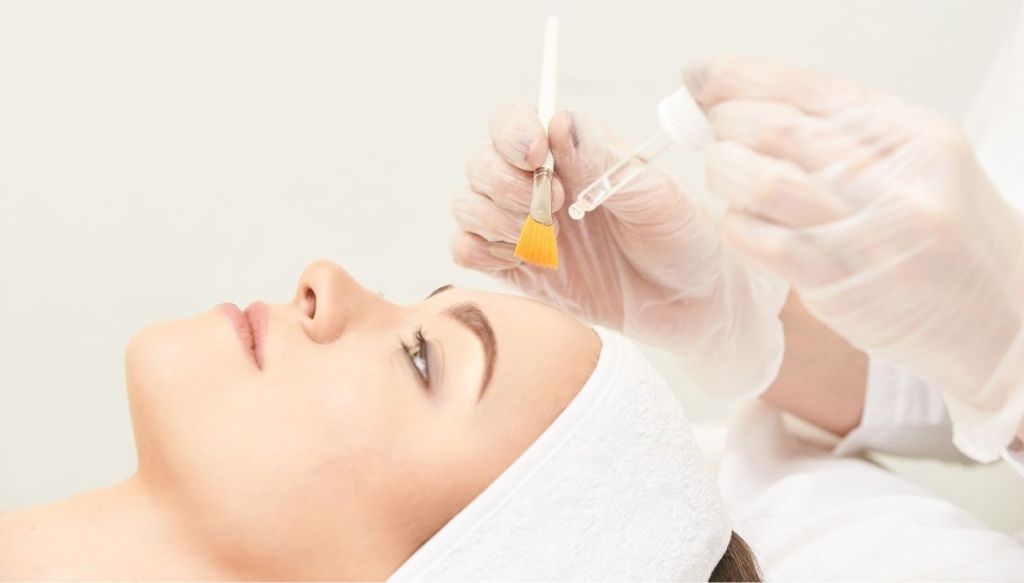 Trattamento peeling acido salicilico per pelle grassa e impura