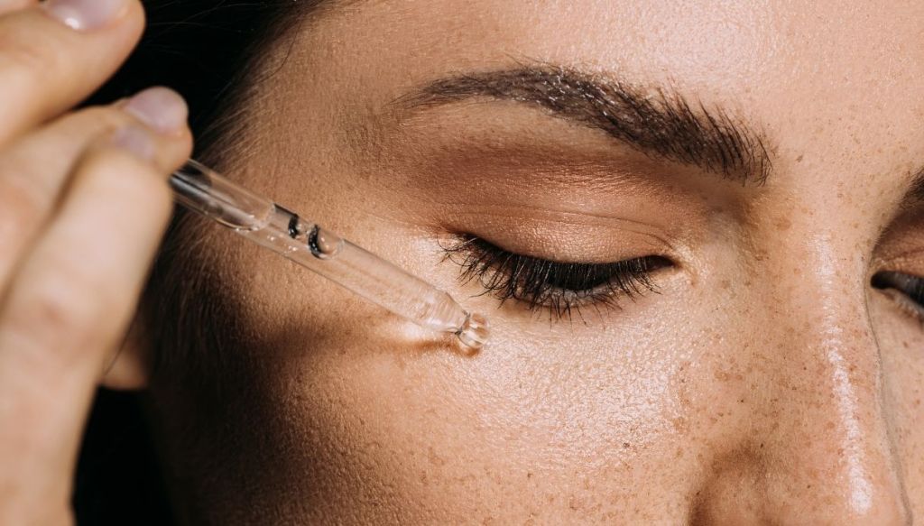 applicazione peeling acido glicolico su pelle del viso