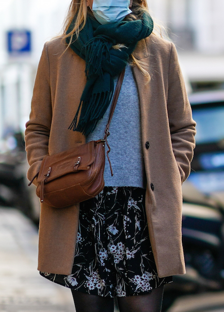 donna con cappotti cammello e borsa marrone a tracolla