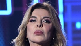 Alba Parietti su Instagram: “Gioco a carte scoperte”. Cede al fotoritocco ed è fantastica