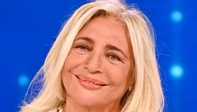 Mara Venier: a 71 anni il look da spiaggia è il ritratto della libertà