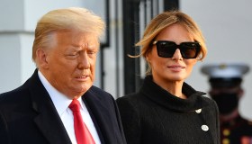 Melania Trump bacia Donald di fronte a centinaia di soldati