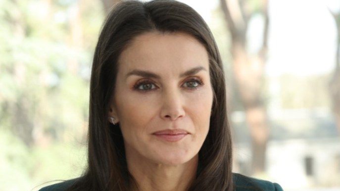 Letizia di Spagna si supera: giacca alla Kate Middleton e stivali seducenti