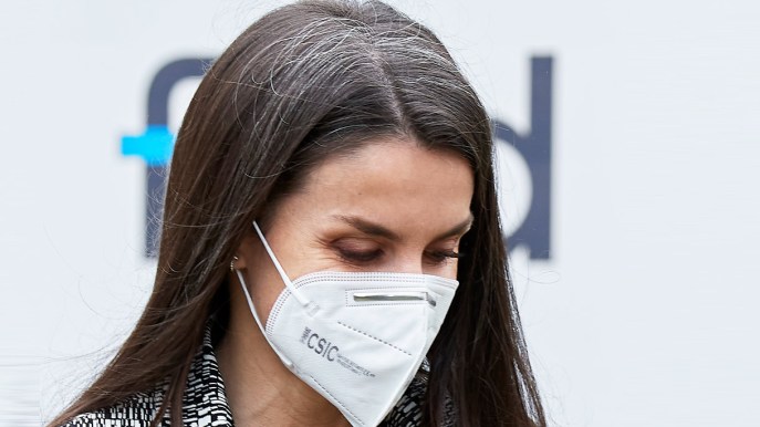 Letizia di Spagna coi capelli sempre più bianchi: è uno schianto