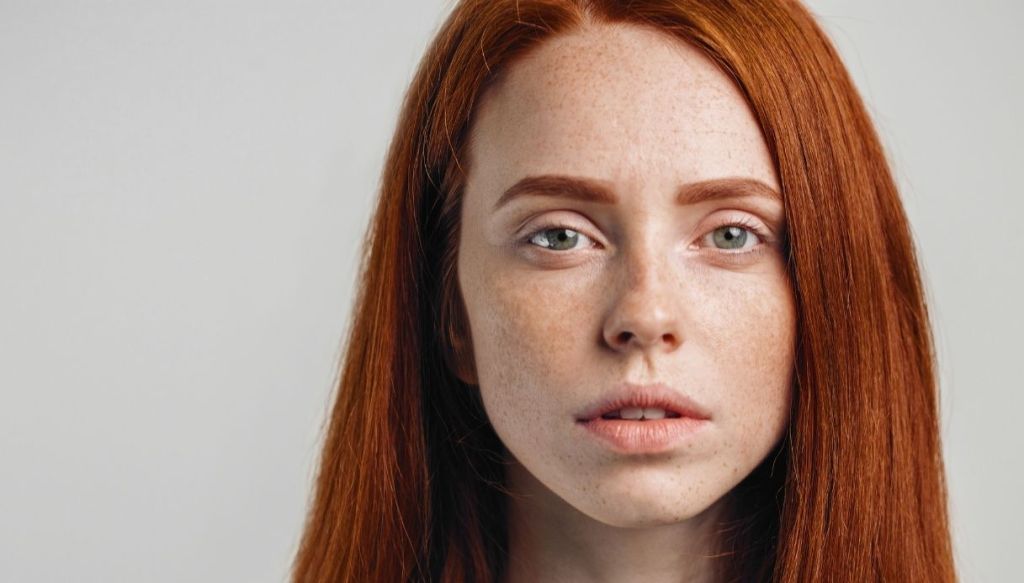 ragazza pelle chiara diafana capelli rossi lentiggini