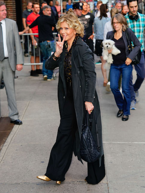 Jane Fonda con look nero e scarpe oro