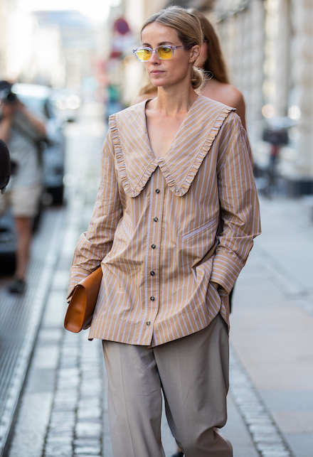 ragazza con camicia a righe con colletto ampio beige