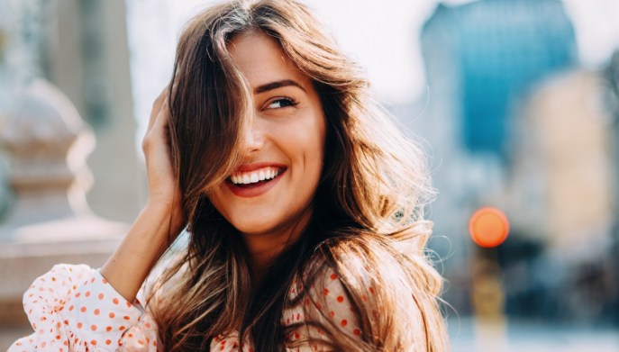 Riga ai capelli laterale, a chi sta bene