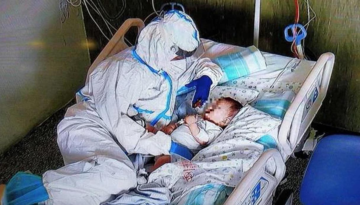 La carezza al bambino col Covid