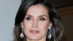Letizia di Spagna, il nuovo look bianco e nero è superlativo