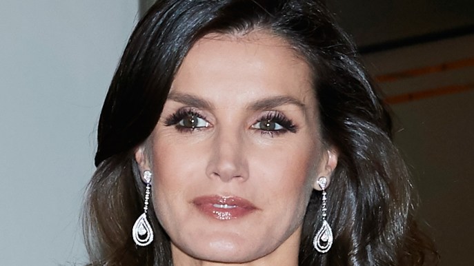 Letizia di Spagna, il nuovo look bianco e nero è superlativo