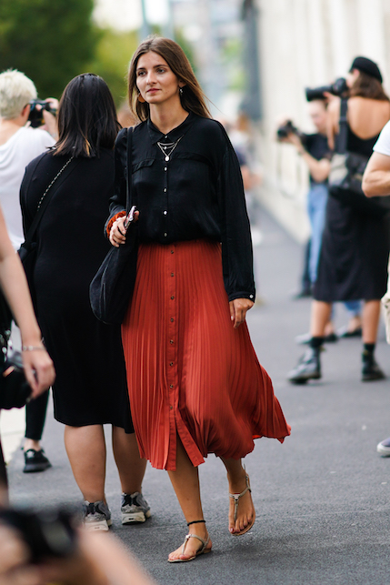 Gonna e scarpe basse in primavera: come abbinarle con stile