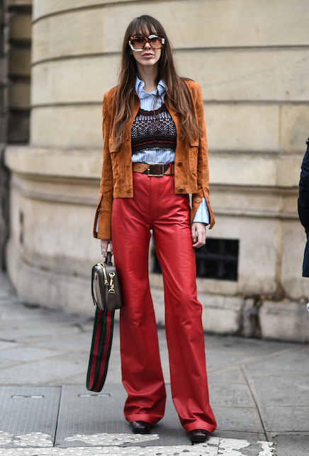 ragazza con top crochet sopra la camicia e pantalone in pelle rossa