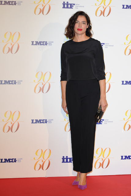 Luisa Ranieri con abito nero e scarpe viola